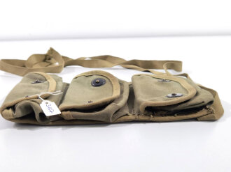 U.S. WWII Carrier, Grenade 3 pocket, unused, OD with khaki rim