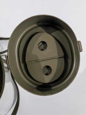 Luftschutz Bereitschaftsbüchse für eine Gasmaske  der Firma " Draeger" Originallack