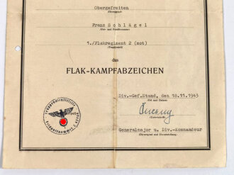 Verleihungsurkunde zum Flak Kampfabzeichen der Luftwaffe, ausgestellt auf einen Obergefreiten im Flakregiment 2 1943. DIN A4, gefaltet und gelocht