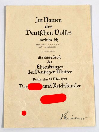 Verleihungsurkunde zum Ehrenkreuz der Deutschen Mutter dritte Stufe ( bronze ) , ausgestellt an eine Frau aus Queckbronn 1939. DIN A4, Blindprägesiegel, gefaltet