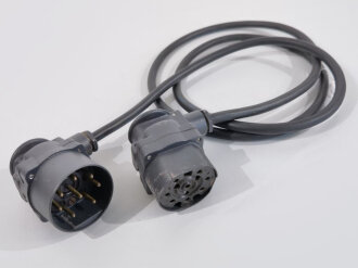 Verbindungskabel zum 80 Watt Sender a ( für Panzerspähwagen und Schützenpanzer) Das Kabel neuzeitlich ergänzt, die Stecker wohl neuzeitlich lackiert, guter Gesamtzustand, Funktion nicht geprüft