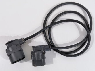 Verbindungskabel zum 80 Watt Sender a ( für Panzerspähwagen und Schützenpanzer) Das Kabel neuzeitlich ergänzt, die Stecker wohl neuzeitlich lackiert, guter Gesamtzustand, Funktion nicht geprüft