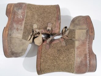 Paar Wachstiefel Wehrmacht, Filz mit Holzsohle, wurden über den normalen Stiefeln getragen. Defektes Paar, ungereinigt