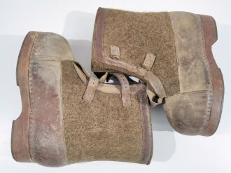 Paar Wachstiefel Wehrmacht, Filz mit Holzsohle, wurden über den normalen Stiefeln getragen. Defektes Paar, ungereinigt