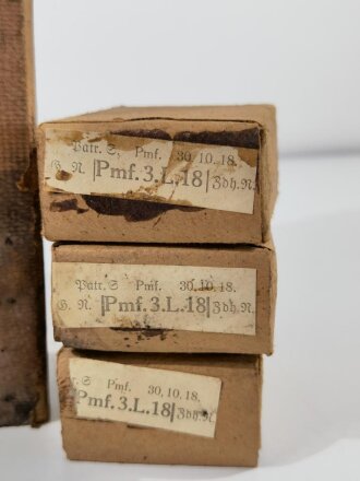 1.Weltkrieg, Pappkasten für 300 Schuss Munition 8x 57 für Gewehr 98, darin 3 Schachteln , diese jeweils 1918 datiert