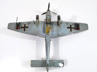 Junkers Ju87 "Stuka" Kampfflugzeug, Modell aus Holz. Originallack, Flügelspannweite 56cm " Unserem Kompaniechef Weihnacht 1940 W-Zug"