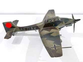 Junkers Ju87 "Stuka" Kampfflugzeug, Modell aus Holz. Originallack, Flügelspannweite 56cm " Unserem Kompaniechef Weihnacht 1940 W-Zug"