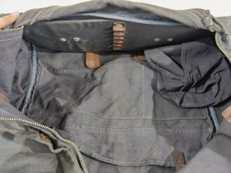 Luftwaffe,  Bekleidungssack für fliegendes Personal ( zum Transport der Uniform während die Sonderbekleidung getragen wird ) Getragenes Stück, die beiden kurzen Reissverschlüsse defekt, ungereinigtes Stück