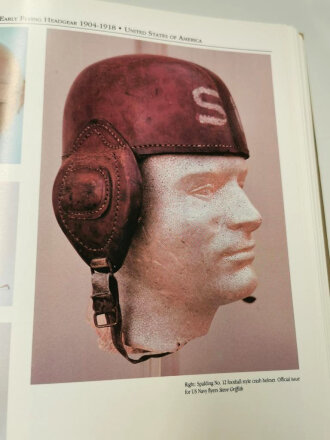 "Vintage Flying Helmets - Aviation Hesdgear before the Jet Age" 335 Seiten, englisch, über DIN A4, gebraucht