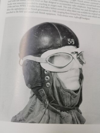 "Vintage Flying Helmets - Aviation Hesdgear before the Jet Age" 335 Seiten, englisch, über DIN A4, gebraucht