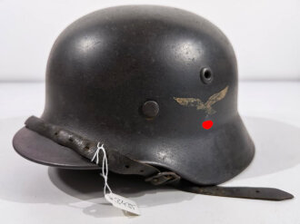 Luftwaffe Stahlhelm Modell 1940. Zusammengehöriges, in allen Teilen originales Stück . Die Lappen des Innenfutter teilweise mit Klebstoff verstärkt. Das Hakenreuz entnazifiziert