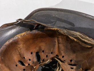 Luftwaffe Stahlhelm Modell 1940. Zusammengehöriges, in allen Teilen originales Stück . Die Lappen des Innenfutter teilweise mit Klebstoff verstärkt. Das Hakenreuz entnazifiziert