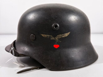 Luftwaffe Stahlhelm Modell 1940. Zusammengehöriges, in allen Teilen originales Stück . Die Lappen des Innenfutter teilweise mit Klebstoff verstärkt. Das Hakenreuz entnazifiziert