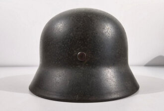 Luftwaffe Stahlhelm Modell 1940. Zusammengehöriges, in allen Teilen originales Stück . Die Lappen des Innenfutter teilweise mit Klebstoff verstärkt. Das Hakenreuz entnazifiziert