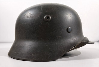 Luftwaffe Stahlhelm Modell 1940. Zusammengehöriges, in allen Teilen originales Stück . Die Lappen des Innenfutter teilweise mit Klebstoff verstärkt. Das Hakenreuz entnazifiziert