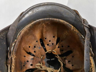 Luftwaffe Stahlhelm Modell 1940. Zusammengehöriges, in allen Teilen originales Stück . Die Lappen des Innenfutter teilweise mit Klebstoff verstärkt. Das Hakenreuz entnazifiziert