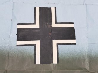 Balkenkreuz eines Lastensegler der Luftwaffe. Erbeutet von einem amerikanischen Soldaten, 56 x 63cm, mehrfach gefaltetes, einseitig aufschabloniertes Balkenkreuz