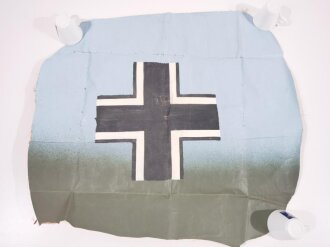 Balkenkreuz eines Lastensegler der Luftwaffe. Erbeutet von einem amerikanischen Soldaten, 56 x 63cm, mehrfach gefaltetes, einseitig aufschabloniertes Balkenkreuz