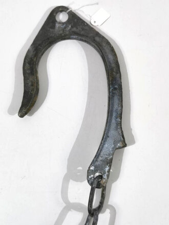 Abspannhaken für Feldfernkabel der Wehrmacht, datiert 1942, ungereinigtes Stück