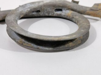 Abspannhaken für Feldfernkabel der Wehrmacht, datiert 1942, ungereinigtes Stück