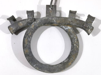 Abspannhaken für Feldfernkabel der Wehrmacht, datiert 1943, ungereinigtes Stück