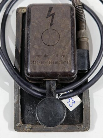 Luftwaffe Morsetaste Ln 26902, die Grundplatte neuzeitlich lackiert, die Gummiunterlage an den Ecken geklebt, Kabel vermutlich neuzeitlich,  Funktion nicht geprüft