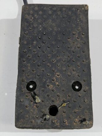 Luftwaffe Morsetaste Ln 26902, die Grundplatte neuzeitlich lackiert, die Gummiunterlage an den Ecken geklebt, Kabel vermutlich neuzeitlich,  Funktion nicht geprüft