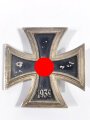 Eisernes Kreuz 1. Klasse 1939 mit Hersteller 15 in der Nadel für " Friedrich Orth, Wien " Nicht magnetisch, Hakenkreuz berieben. Nadelsystem lässt sich nicht öffnen
