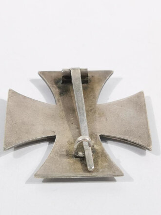 Eisernes Kreuz 1. Klasse 1939 mit Hersteller 20 in der Nadel für " C.F. Zimmermann, Pforzheim ", Eisenkern wurde nachlackiert, Hakenkreuz komplett berieben