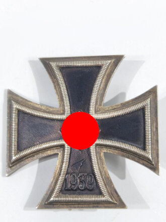 Eisernes Kreuz 1. Klasse 1939 mit Hersteller 65 in der Nadel für " Klein & Quenzer A.G., Idar Oberstein ", Hakenkreuz berieben