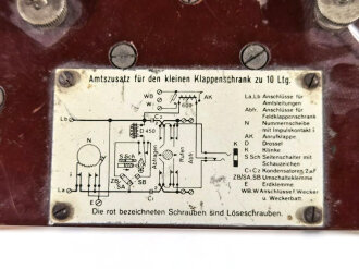 Amtszusatz 33 zum kleinen Klappenschrank zu 10 Leitungen der Wehrmacht, Typenschild fehlt, Funktion nicht geprüft, ungereinigtes Stück
