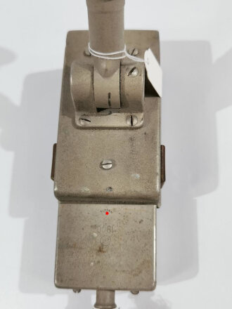 Brustmikrofon 33 der Wehrmacht mit Anschlussbuchse datiert 1940. Funktion nicht geprüft