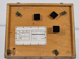 Tschechische Republik Nachkrieg, Transportkasten mit diversen Zubehörteilen  für Nachbau Kleinfunksprecher d "Dorette" der Tschechischen Armee