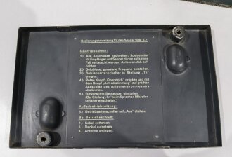 10 Watt Sender Cäsar " 10.W.S.c" Panzerfunk, datiert 1938. Originallack, Funktion nicht geprüft, mit zugehörigem Deckel