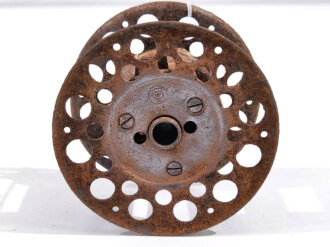 Kleine Kabeltrommel für leichtes Feldkabel . Gereinigter Bodenfund ?