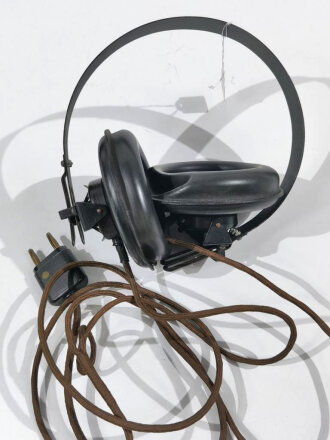 Doppelfernhörer b datiert 1944. Die Gummimuscheln weich und original aber leicht deformiert und am Stoss offen. Kabel vermutlich erneuert, Funktion nicht geprüft