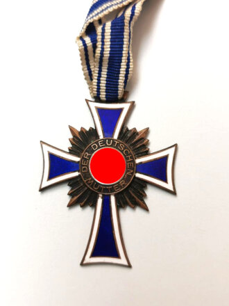 Ehrenkreuz der Deutschen Mutter dritte Stufe mit Verleihungstüte, diese mit Hersteller Louis Gottlieb & Söhne gestempelt, dazu  die zugehörige Verleihungsurkunde für eine Frau aus Lohrheim