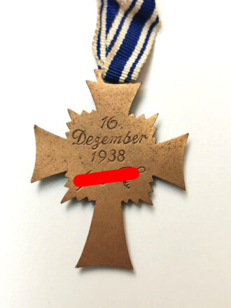 Ehrenkreuz der Deutschen Mutter dritte Stufe mit Verleihungstüte, diese mit Hersteller Louis Gottlieb & Söhne gestempelt, dazu  die zugehörige Verleihungsurkunde für eine Frau aus Lohrheim