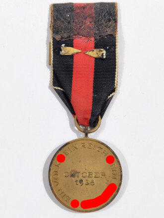 Anschlussmedaille Sudetenland ( 1. Oktober 1938 ) mit Band und Prager Burg Auflage, Band rückseitig mit Kleberesten