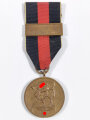 Anschlussmedaille Sudetenland ( 1. Oktober 1938 ) mit Band und Prager Burg Auflage, Band rückseitig mit Kleberesten