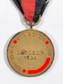 Anschlussmedaille Sudetenland ( 1. Oktober 1938 ) mit Band und Prager Burg Auflage, Band rückseitig mit Kleberesten