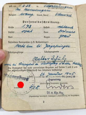 Soldbuch eines Angehörigen Gren.Ers.Btl. ( mot) 20 Regensburg. Eingetragenes Gewehr 43, Empfangen am 29.3.45