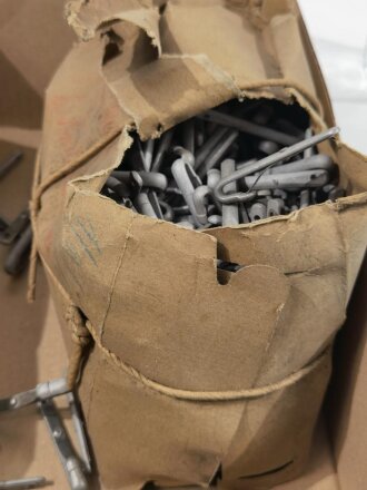 Aluminiumbeschlag für Brotbeutelriemen der Wehrmacht. Sie erhalten ein ( 1  ) Stück aus der originalen Umverpackung