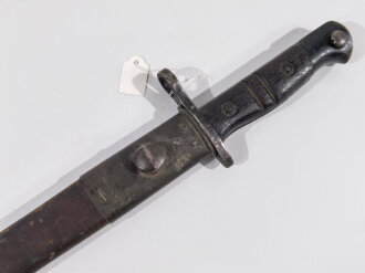 U.S. WWI, AEF Remington M1917 Bayonet (British P1913) with second pattern leather scabbard M1917, 55 cm (22"), good condition