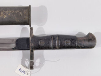 U.S. WWI, AEF Remington M1917 Bayonet (British P1913) with second pattern leather scabbard M1917, 55 cm (22"), good condition