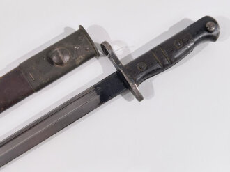 U.S. WWI, AEF Remington M1917 Bayonet (British P1913) with second pattern leather scabbard M1917, 55 cm (22"), good condition