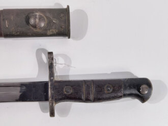 U.S. WWI, AEF Remington M1917 Bayonet (British P1913) with second pattern leather scabbard M1917, 55 cm (22"), good condition