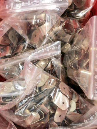 100 Stück Metallstanzteil  aus Eisen Wehrmacht, meist leicht angerostet