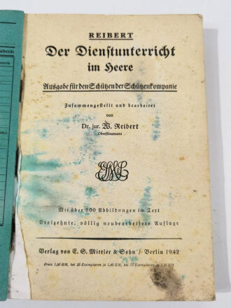 "Der Dienstunterricht im Heere, Ausgabe für den Schützen der Schützenkompanie", Berlin, Jahrgang 1942, 343 Seiten, Verfärbungen vom Einband, das 1. Blatt mit Bildnis A.H. fehlt