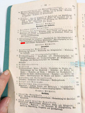 "Der Dienstunterricht im Heere, Ausgabe für den Schützen der Schützenkompanie", Berlin, Jahrgang 1942, 343 Seiten, Verfärbungen vom Einband, das 1. Blatt mit Bildnis A.H. fehlt